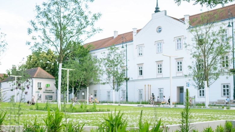 Nibelungenplatz, © Michaels Strahberger - DnD Landschaftsplanung Town hall in the background in front of the flower bed