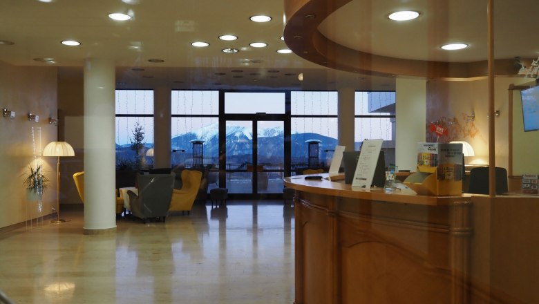 Reception Sporthotel Semmering, © Sporthotel Semmering Reception at the Sporthotel Semmering with a view of the mountains.