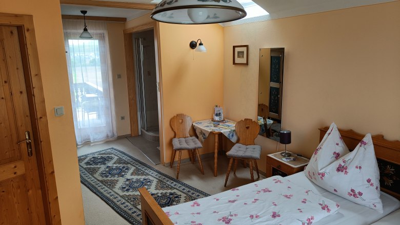 Room example at Haus Sundl, © Margit Siebenhandl Room with bed, table and 2 chairs