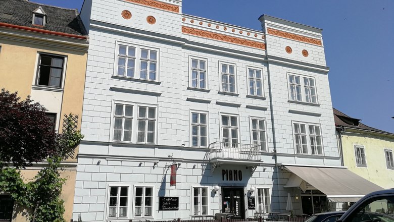 Piano Krems exterior view, © Roman Zöchlinger Exterior view of a historic building with the inscription 'Piano' in Krems.