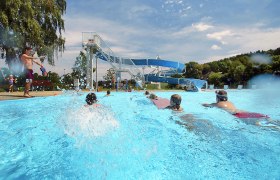 Neuhofen an der Ybbs outdoor pool, © weinfranz Children swimming in the Neuhofen an der Ybbs outdoor pool with a large water slide in the background.