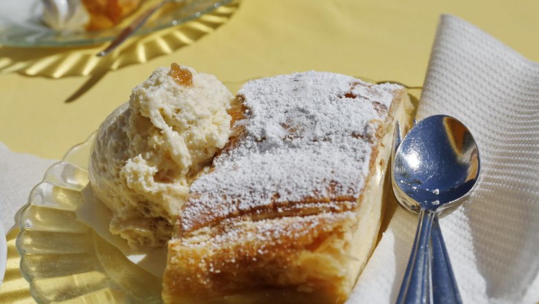 Curd cheese strudel with ice cream, © Familie Braun Curd cheese strudel with ice cream, © Familie Braun