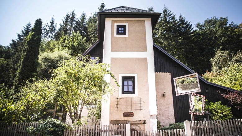 AVA tower in Klein-Wien near Furth, © Daniela Matejschek A small tower with a wooden fence and trees in the background.