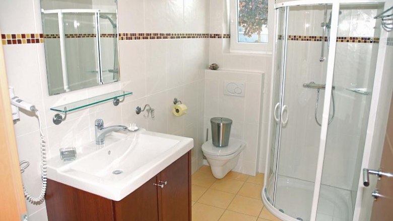 Wood hay bath, © Philipp Monihart Modern bathroom with shower, washbasin and toilet.