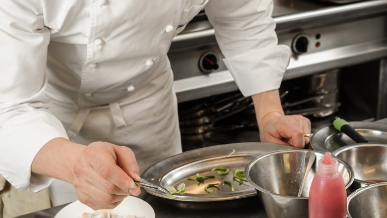 Thomas Dorfer in the kitchen, © Best of Wachau_Rita Newman Thomas Dorfer puts the finishing touches to a dish