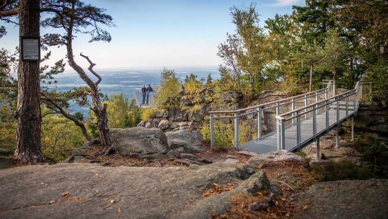 Hike on the Mandelstein, © Christian Freitag Viewing platform on the Mandelstein with a view of the landscape.