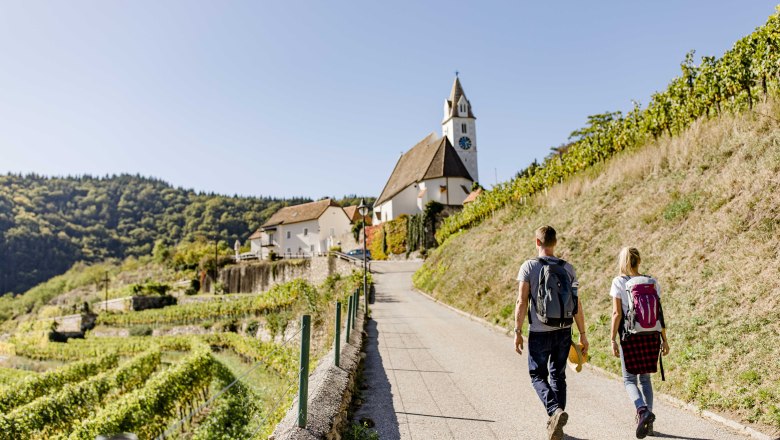 Hikers to the church, © Doris Schwarz-König Hikers to the church, © Doris Schwarz-König