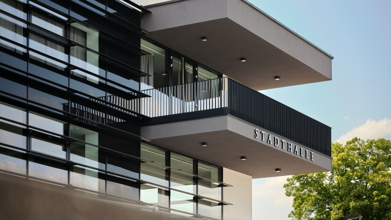 Exterior view of Stadthalle Ybbs, © Johann Perger Modern exterior view of Stadthalle Ybbs with glass façade and balcony.