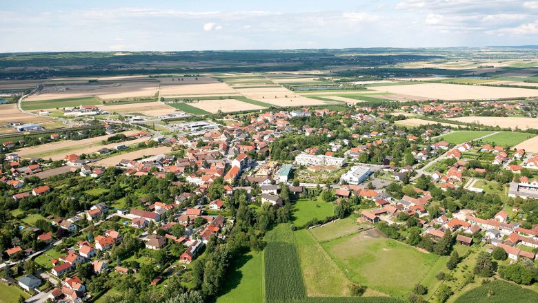 View over Grafenwörth, © Gemeinde Grafenwörth Aerial view of Grafenwörth with fields and houses.