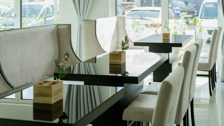 Hotel Lamede, © Hotel Lamede Elegant hotel restaurant with modern tables and chairs, decorated with small plants in wooden boxes.