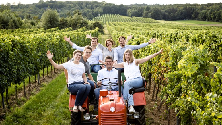 Family Oberschil, © Astrid Bartl Group of people on a tractor in a vineyard.
