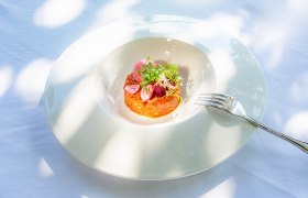 Culinary delights at the Hotel Richard Löwenherz, © Chris Saupper An artfully arranged dish on a white plate with a fork next to it.