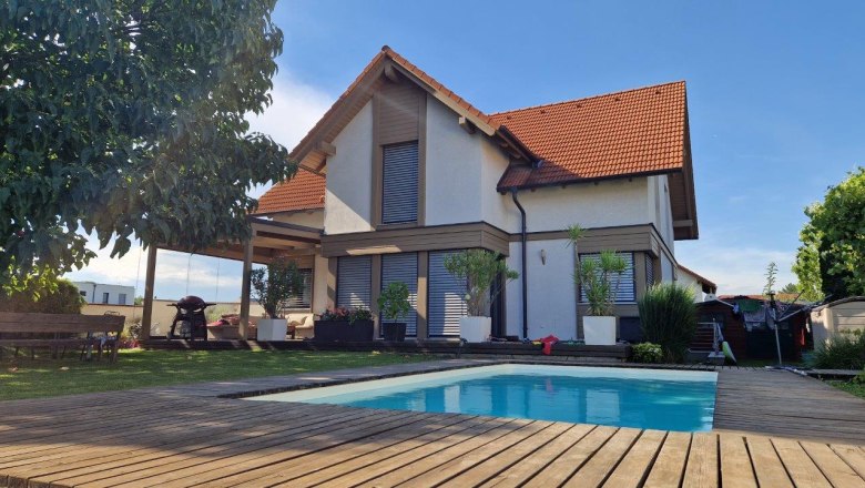 TDR private room Sischka exterior view, © Sischka Detached house in the background in front of the pool