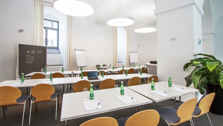 Hotel Altes Kloster, © Altes Kloster Conference room in the Hotel Altes Kloster with tables, chairs and flipcharts.