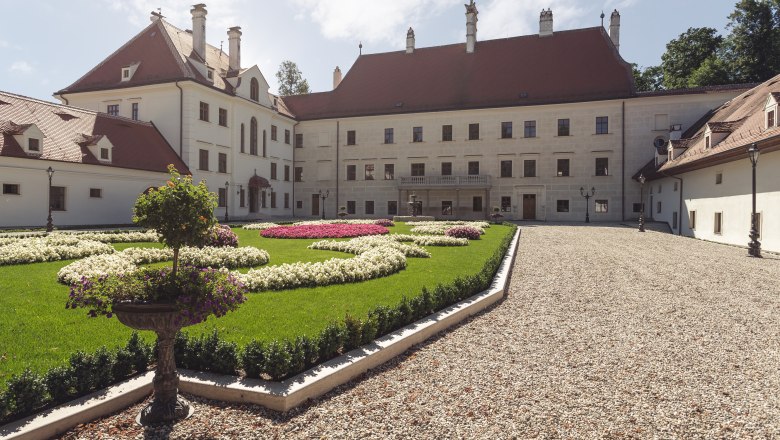 Schloss Thalheim, © Manuelt Tauber-Romieri Schloss Thalheim with well-kept garden and gravel path.