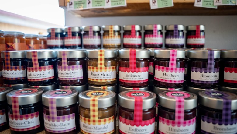Farm store, © Niederösterreich Werbung / Daniel Groller Shelf with various jam jars in a farm store.
