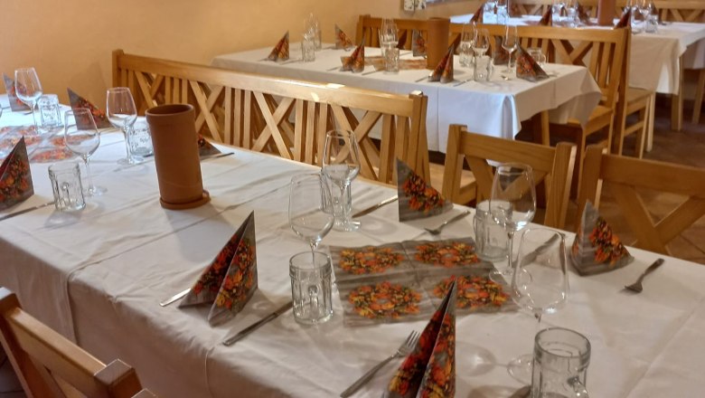 TD wine tavern inside, © Heuriger am Dorfplatzl Tables set inside with white tablecloth and napkins