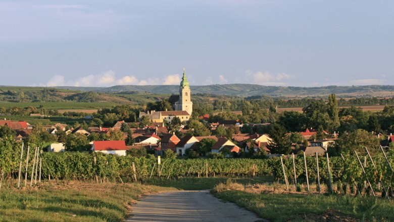 Unterretzbach, © Gemeinde Retzbach View of the village of Unterretzbach with the church and vineyards in the foreground.
