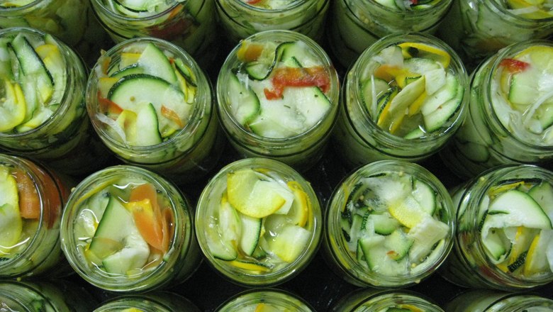 Zucchinis in a jar, © Neubauer Zucchinis in a jar, © Neubauer