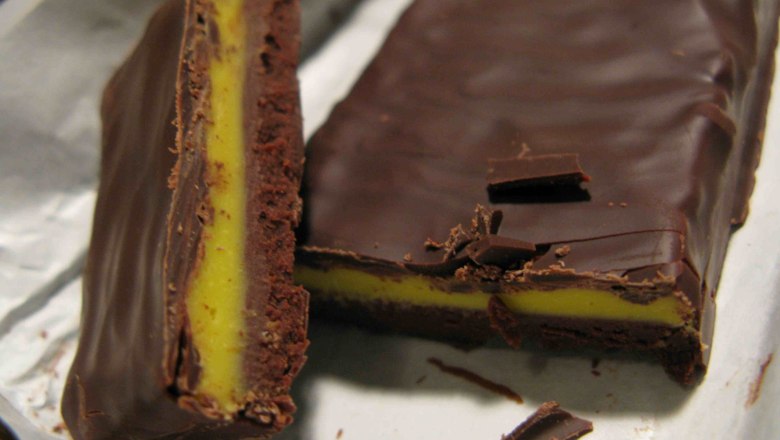 Wachau saffron chocolate, © Bernhard Kaar Close-up of a sliced chocolate bar with yellow filling.