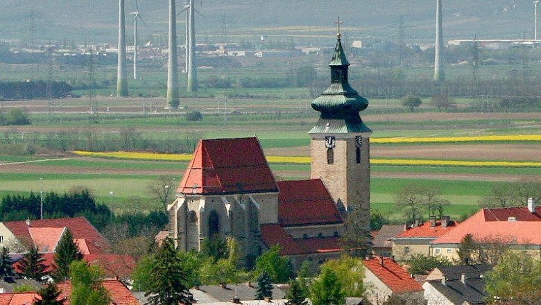 Church Pillichsdorf, © Thomas Falch Church in Pillichsdorf with surrounding houses and wind turbines in the background.