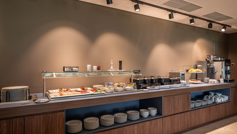 The breakfast buffet, © Philipp Blickfang A breakfast buffet with various dishes and crockery in a modern room.