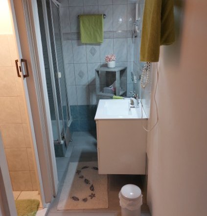 Guest room Weixelbaum, © Familie Weixelbaum Small bathroom with shower, washbasin and towels.