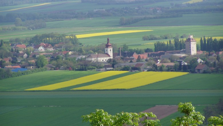 Prellenkirchen, © Marktgemeinde Prellenkirchen Landscape with village, church and fields in Prellenkirchen.