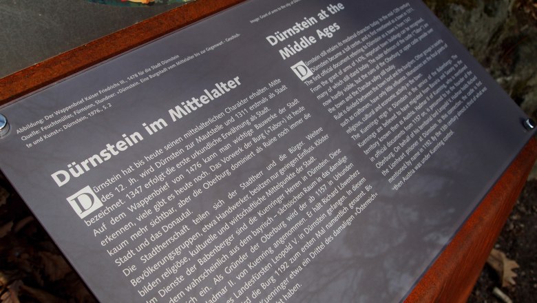 Theme trail station, © Scherz/Kremser Information board about Dürnstein in the Middle Ages with text in German and English.