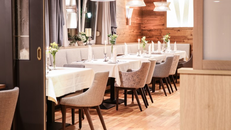 Country Inn & Hotel Muhr, © Landgasthaus & Hotel Muhr Restaurant with tables and chairs