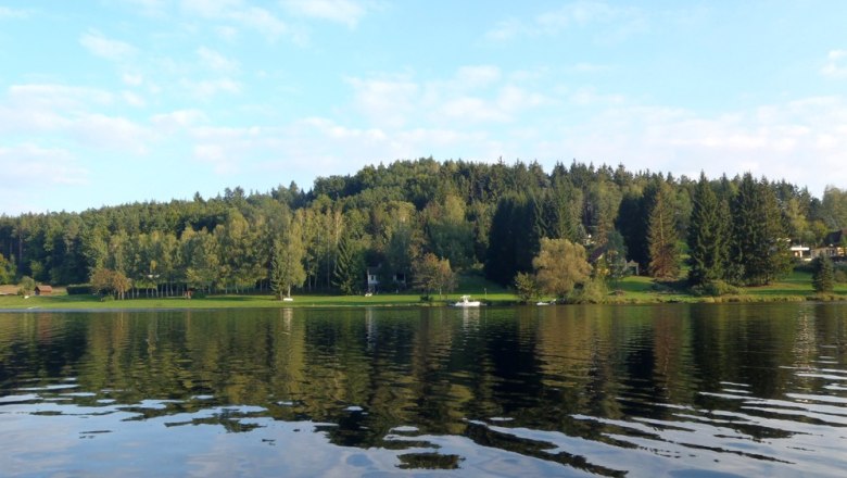 Thurnberg reservoir, © OEFG 1880 View of the Thurnberg reservoir with wooded shore and clear sky.