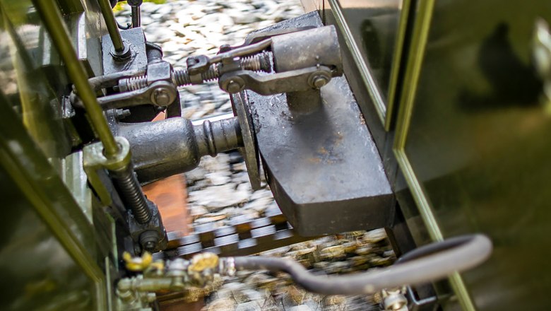 The screw coupling of the nostalgic steam train, © NB Zwickl Close-up of a screw coupling between two railroad cars.