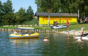 Langau Leisure Center, © Hannes Messmann People enjoy a sunny day at the lake in the Langau leisure center.