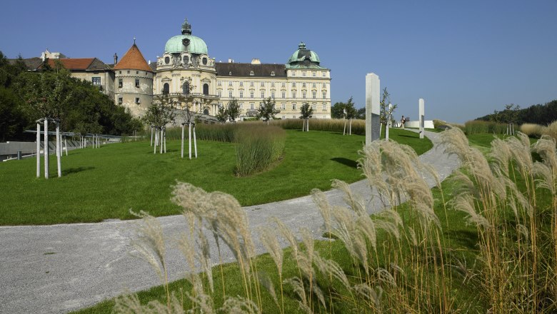 Pond garden, © Stift Klosterneuburg Castle with green roof, surrounded by well-kept garden and walkway.