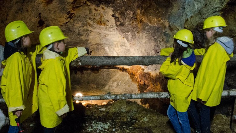 Insights into the history of mining, © Schaubergwerk Grillenberg Children in yellow helmets and coats in a show mine.