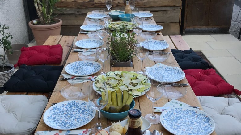 Enjoy a snack in the courtyard, © Romana Wiener Enjoy a snack in the courtyard, © Romana Wiener