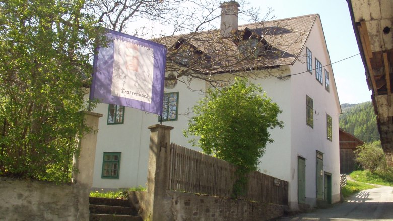 Wittgenstein Museum, © Gemeinde Trattenbach A white building with green window frames and a sign saying 'Trattenbach'.