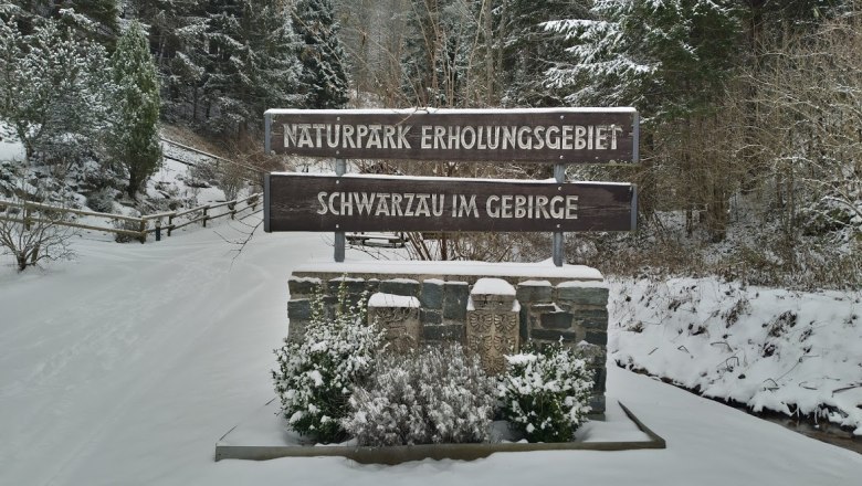 Nature park in winter, © Marktgemeinde Schwarzau im Gebirge Entrance sign to Schwarzau im Gebirge Nature Park covered in snow in winter.