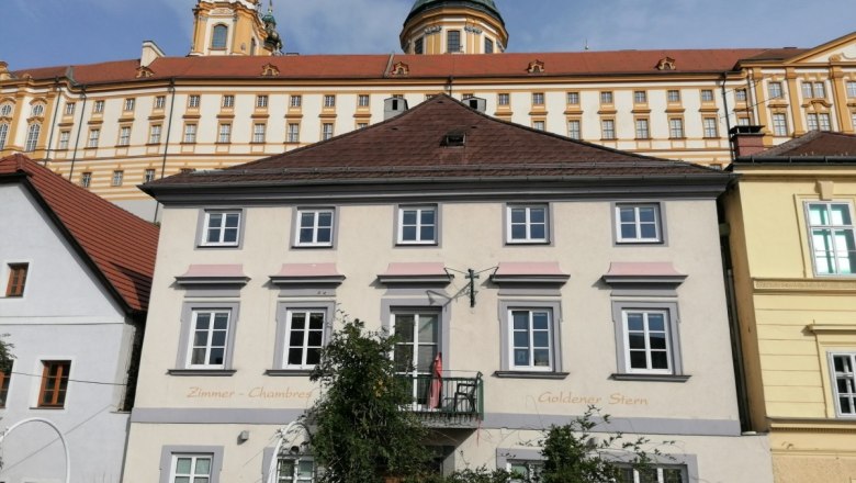Aparthotel Goldener Stern exterior view, © Inhaber Peter Mayer Exterior view of the Aparthotel Goldener Stern with historic building in the background.