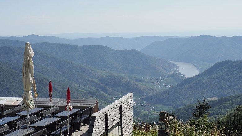 Viewing terrace on the Jauerling, © Donau NÖ/JMZ Viewing terrace on the Jauerling with a view of the Danube and wooded hills.