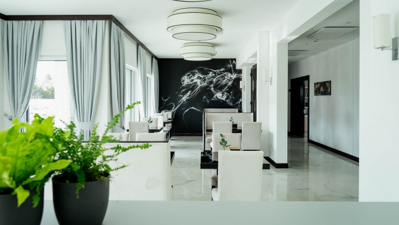 Hotel Lamede, © Hotel Lamede Elegant hotel lounge area with modern furniture and plants.