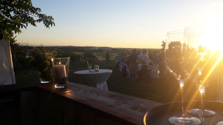 Wine tavern zum weissen Kreuz, Enzersdorf/Fischa, © Heuriger zum weissen Kreuz Wine tavern zum weissen Kreuz, Enzersdorf/Fischa, © Heuriger zum weissen Kreuz