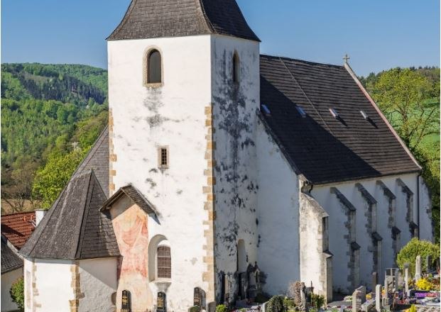 Bydgoszcz fortified church, © Walter Strobl, www.audivision.at Rustic fortified church in Bromberg with a broad tower and cemetery in the foreground.
