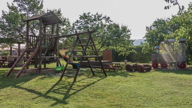 Children's playground at the Rehrl-Fischer wine tavern, © Robert Ringseis Children's playground at the Rehrl-Fischer wine tavern, © Robert Ringseis