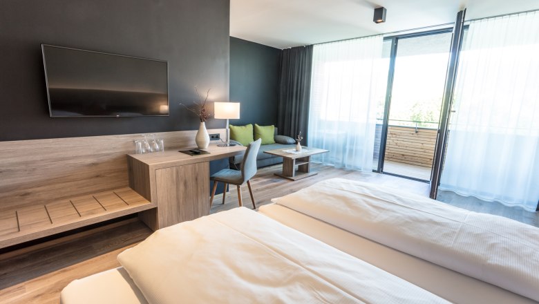 Room example wine lodge, © KASTNER NEW MEDIA - kastner.tv Modern hotel room with double bed, desk, TV and balcony.