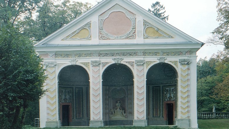 Salaberg Castle, © Stadt Haag Baroque building with three arches and decorated facades.