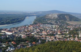 View from the Hexenberg, © Gästeinfobüro Hainbur/Donau Panoramic view of a city with a river and hills in the background.