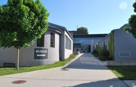 MAMUZ Museum Mistelbach, © MAMUZ Entrance to the MAMUZ Museum Mistelbach with signpost and trees.