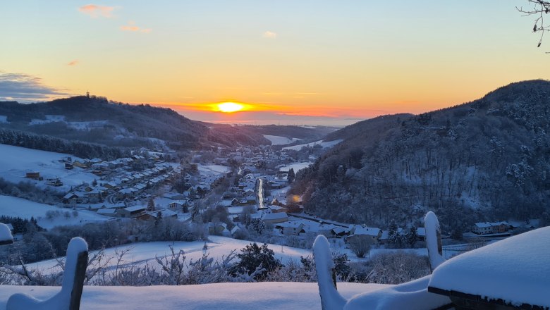 20211210_074118, © Gemeinde Schwarzenbach Winter landscape with sunrise over a snow-covered village in a valley.
