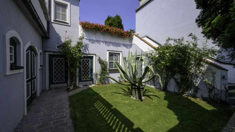 Linger in our courtyard, © Studeny Linger in our courtyard, © Studeny